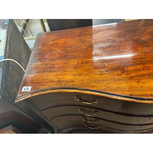 639 - A Regency mahogany serpentine chest of drawers, comprising four drawers with brass swan neck handles... 