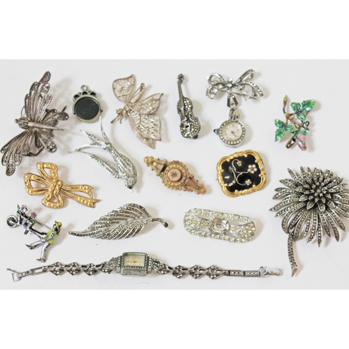 125 - A mixed lot of vintage and antique costume jewellery comprising brooches and watches.