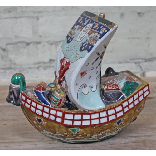 349 - A Chinese porcelain potpourri of boat form, 20th Century, length 26cm.