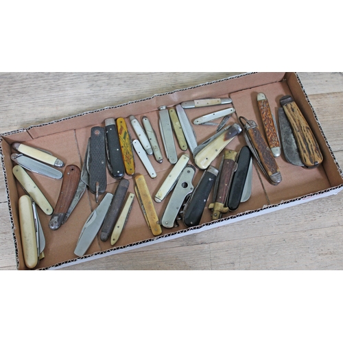 410 - A box of penknives.