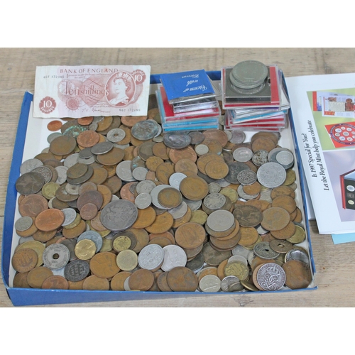 423 - A mixed lot of foreign and British proof and other coins.