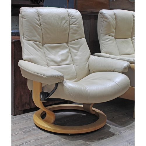 70 - A Norwegian Ekornas Stressless cream leather reclining armchair