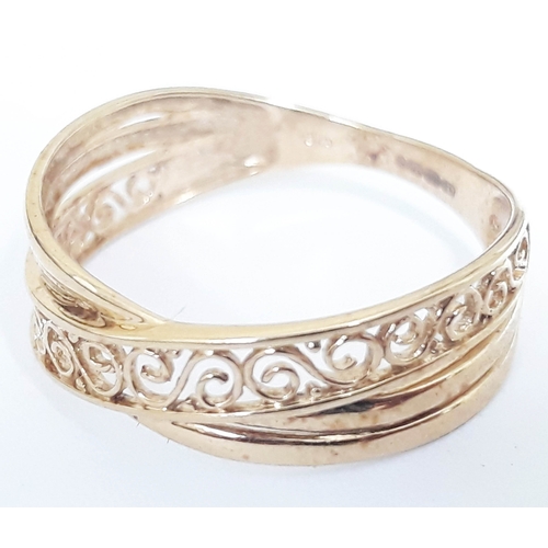 140 - A hallmarked 9ct gold ring, weight 1.6g, size O.