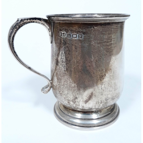 121 - A hallmarked silver tankard, height 8cm, wt. 3 1/2oz.