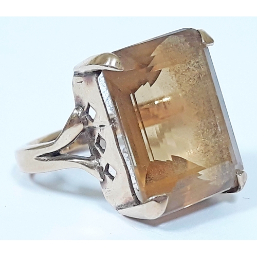 132 - A hallmarked 9ct gold ring set with a large quartz coloured ring, gross wt. 8.1g, size M.