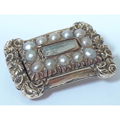 134 - A George IV yellow metal mourning brooch set with half cut pearls, length 21mm, gross wt. 5.9g.