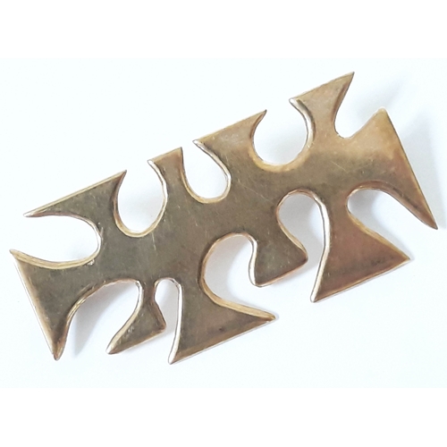 136 - A contemporary hallmarked 9ct brooch, length 41mm, wt. 5.3g.