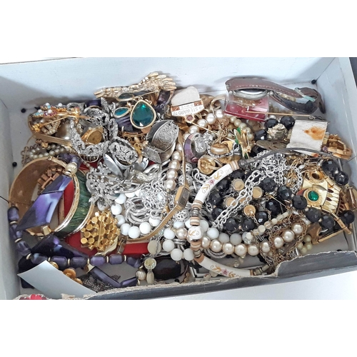 182 - A quantity of costume jewellery.