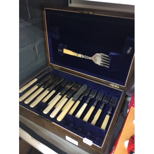 782 - Canteen cutlery set EPNS in oak