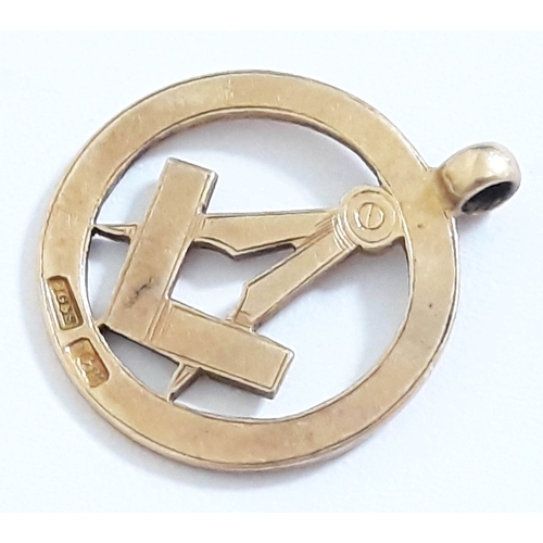 204 - An 18ct gold Masonic pendant, marked '18c', wt. 2.8g.