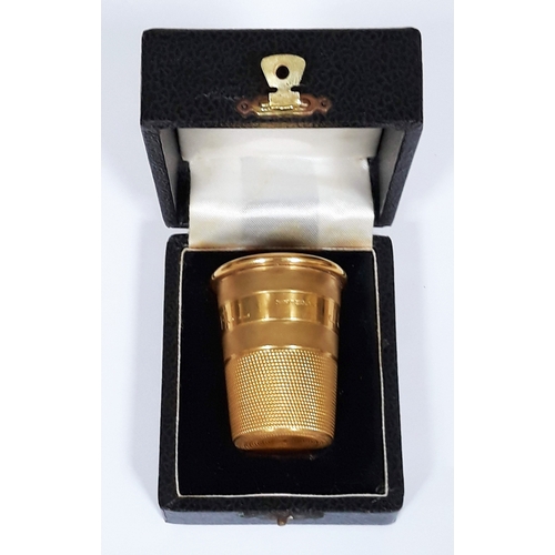 99 - A hallmarked 9ct gold novelty drinking tot modelled as a thimble, inscribed 'Just A Thimble Full', w... 