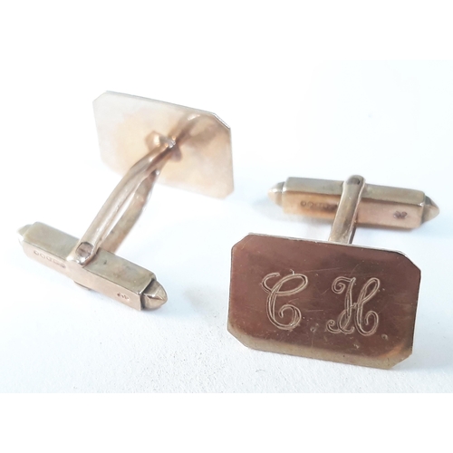 386 - A pair of hallmarked 9ct gold cufflinks, wt. 4.6g.