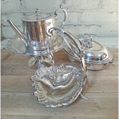 400 - A quantity of silver plated ware including an Art Nouveau style grape stand by Elkington & Co with m... 