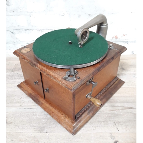 412 - A Cinch Zonophone hornless gramophone circa 1910.