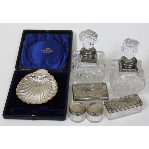 119 - A mixed lot of hallmarked silver comprising a cased half clam dish, a set of four Victorian silver t... 