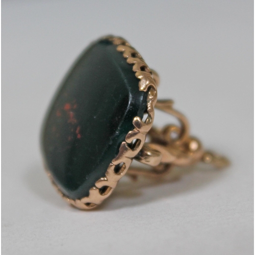 149 - A Victorian hallmarked 9ct gold fob with green agate stone, length 2.3cm, stone diameter 2.2cm, gros... 