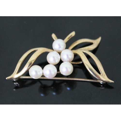 160 - A hallmarked 9ct gold and cultured pearl brooch, width 4cm, height 2.4cm, gross weight 4.4 grams.