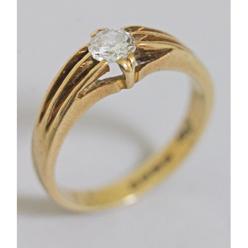 189 - A gents single stone diamond ring, the solitaire approx. 0.30 carats, band hallmarked 18ct gold, gro... 