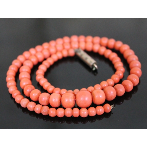 199 - A single strand of coral beads, length 39cm, gross wt. 17.2g.