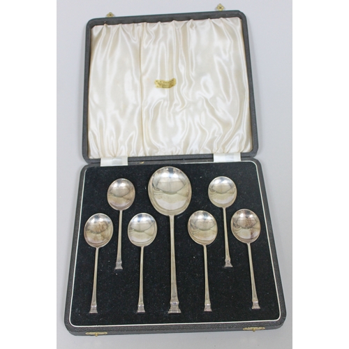 204 - A cased set of hallmarked silver spoons, wt. 7oz.