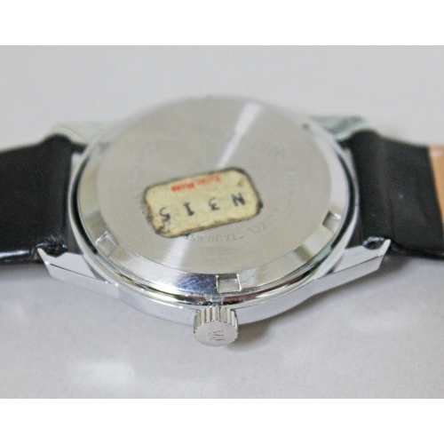 221 - A vintage Waltham stainless steel wristwatch, diam. 33mm, later leather strap.