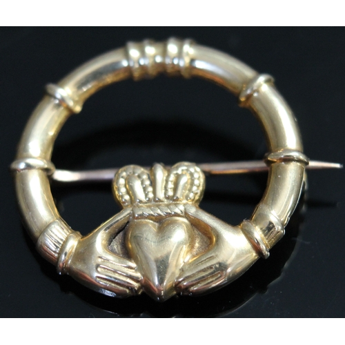 238 - An 18ct gold Claddagh brooch, makers mark 'SF' and also marked '18ct', diam. 25mm, wt. 2.7g.