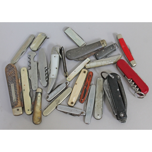 262 - A mixed lot of penknives.