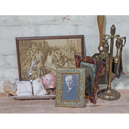 371 - A mixed lot comprising brass fireside tidy, a brass skimmer, an embossed brass photograph frame, a p... 