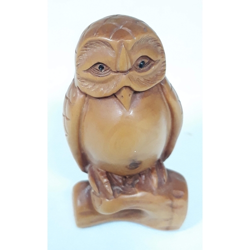 393 - A Japanese carved hardwood Netsuke, length 6cm.