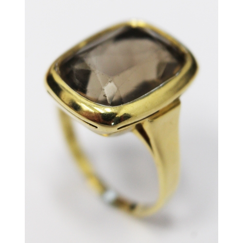 104 - An 18ct gold ring with smokey quartz stone, gross weight 5.1 grams, size L/M , ring marked 750.