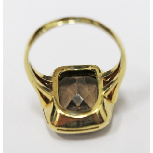 104 - An 18ct gold ring with smokey quartz stone, gross weight 5.1 grams, size L/M , ring marked 750.