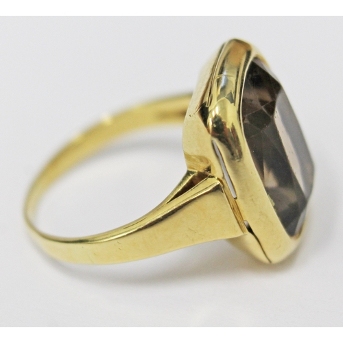 104 - An 18ct gold ring with smokey quartz stone, gross weight 5.1 grams, size L/M , ring marked 750.