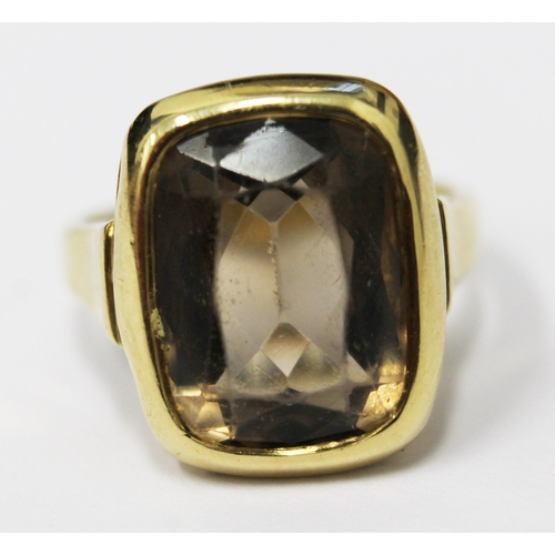 104 - An 18ct gold ring with smokey quartz stone, gross weight 5.1 grams, size L/M , ring marked 750.