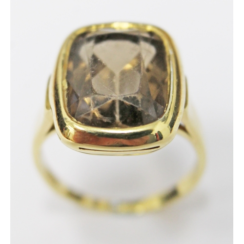 104 - An 18ct gold ring with smokey quartz stone, gross weight 5.1 grams, size L/M , ring marked 750.