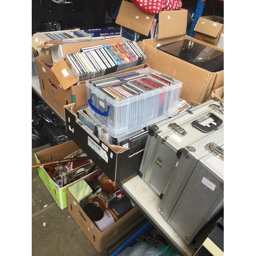 234 - Large quantity of cds ( 2 big boxes + 5 small boxes and 2 cases )