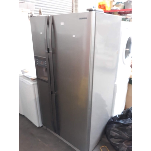 600 - A Samsung American style fridge freezer