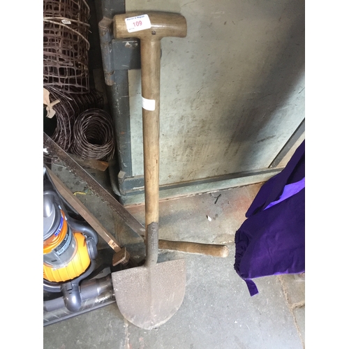 109 - A WWII stokers shovel inscribed 'HMS BULLDOG'