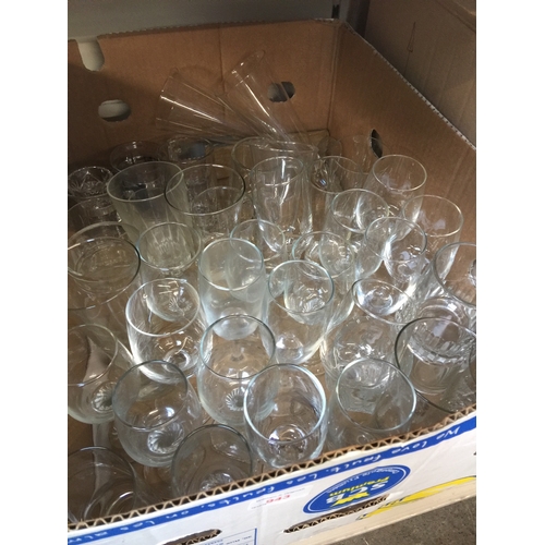 943 - Box of glassware