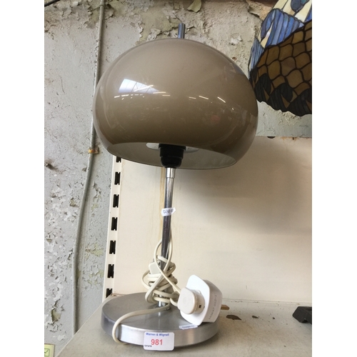 981 - Brown table lamp