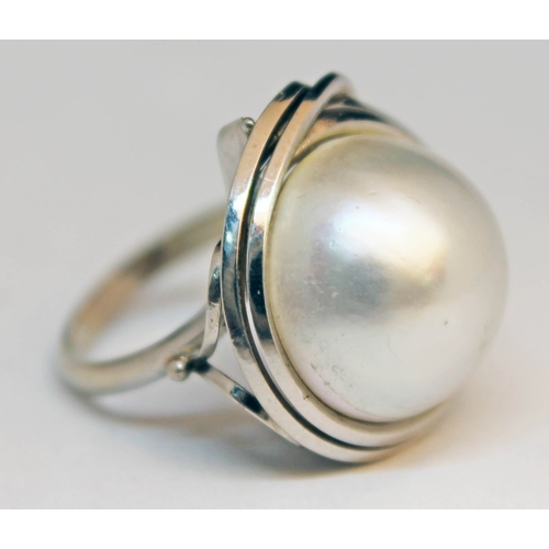 170 - A 14k white gold ring set with a large cultured pearl, diam. approx. 16mm, band marked 'K14 WG', gro... 