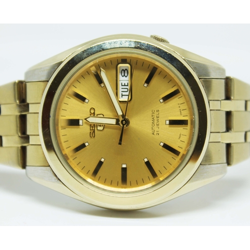 118 - A gent's Seiko 5 automatic stainless steel gold tone wristwatch on gold tone bracelet, the gold colo... 