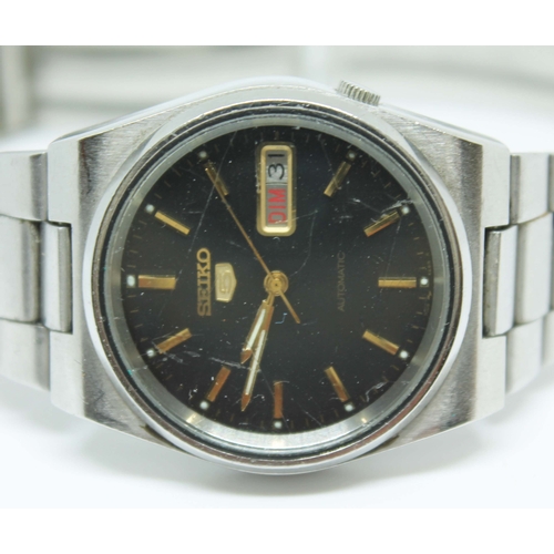 121 - A gent's Seiko 5 automatic stainless steel wristwatch on stainless steel bracelet, the black signed ... 