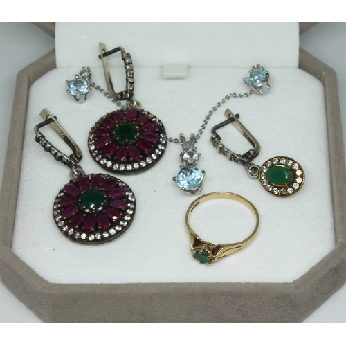 108 - A mixed lot of jewellery comprising a hallmarked 9ct gold ring set with an emerald gross wt. 2g size... 