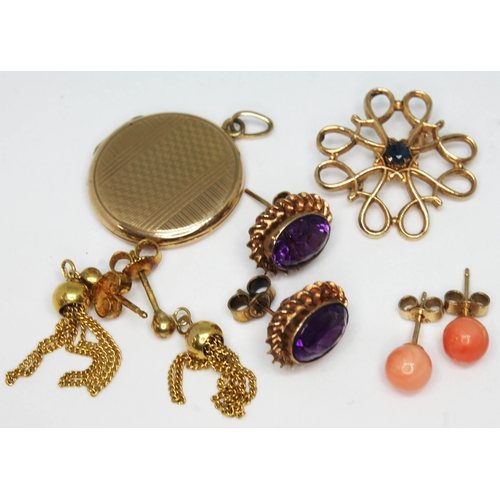 125 - A mixed lot of 9ct gold comprising three pairs of earrings, a brooch and a locket, gross wt. 10.2g.