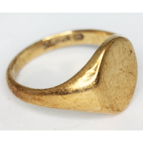 129 - A hallmarked 9ct gold signet ring, wt. 6.3g, size T.