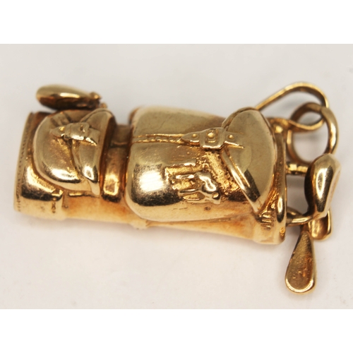 134 - A hallmarked 9ct gold charm formed as a set of gold clubs and bag, length 27mm, wt. 9.2g.