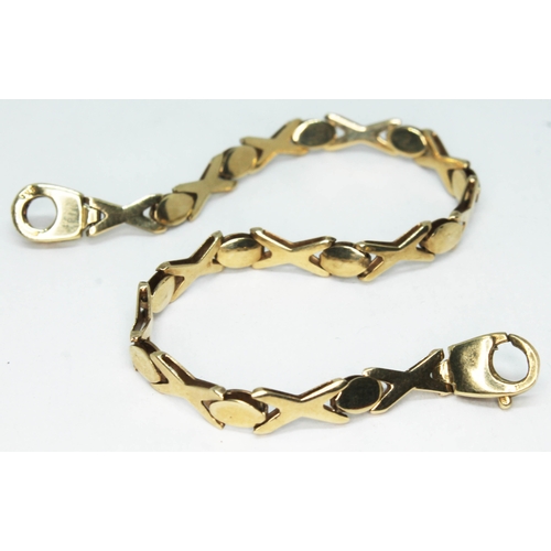 152 - A 9ct gold bracelet, marked '9Kt' and with import marks, length 18cm, wt. 7.2g.