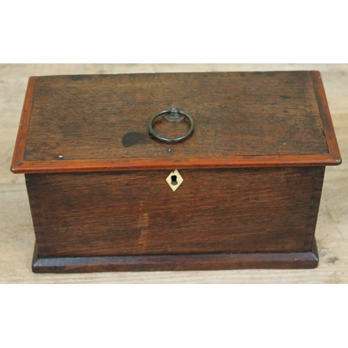 469 - A 19th century dovetail jointed oak box, length 27.5cm.