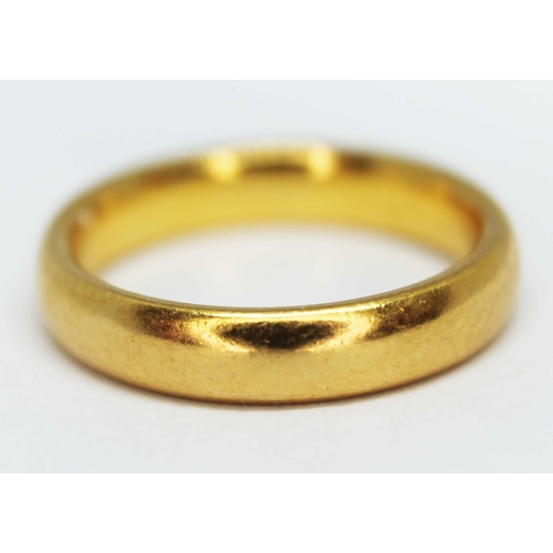 104 - A hallmarked 22ct gold wedding band, wt. 6.4g, size L/M.