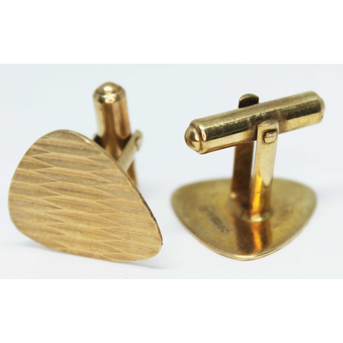 112 - A pair of hallmarked 9ct gold cufflinks, wt. 7.4g.